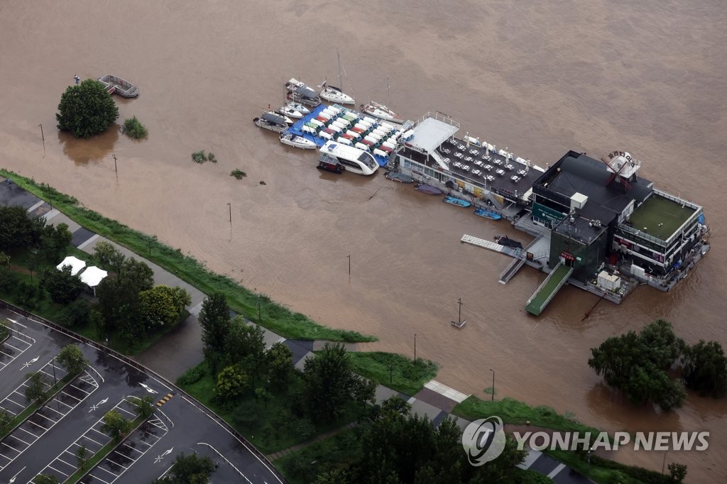 8月9日，在首尔汝矣岛汉江公园一带，汉江水位受昨夜暴雨影响明显升高。 韩联社