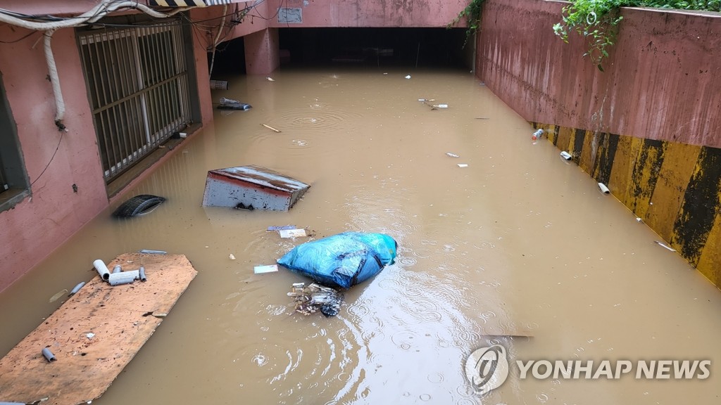 8月8日，首尔市冠岳区一小区被积水淹没，导致3人遇难。图片摄于8月9日上午。 韩联社