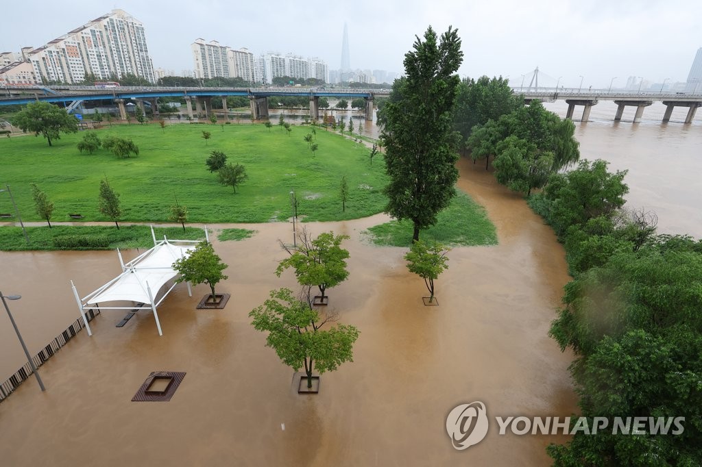 8月9日，首尔汉江公园一带被水淹没。 韩联社