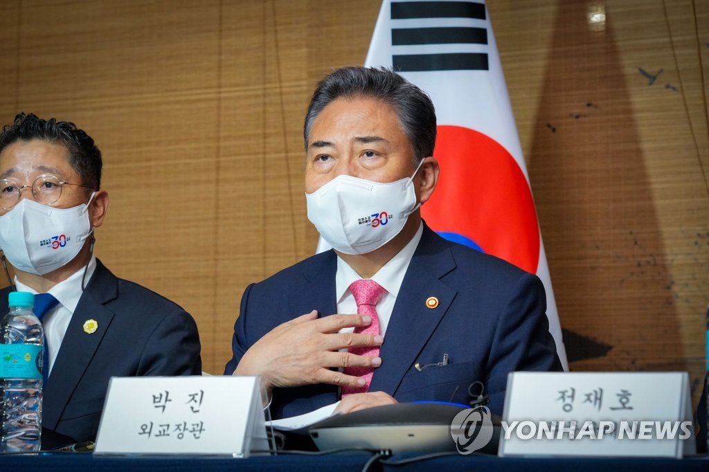 韩外长与在华韩侨座谈 韩外长与在华韩侨座谈