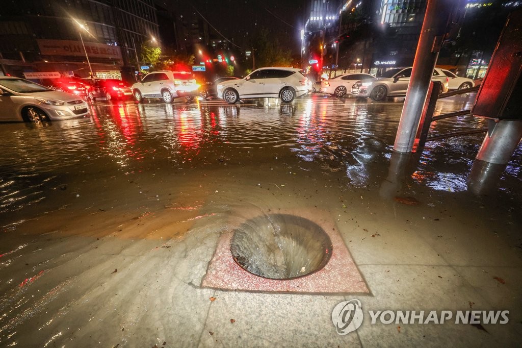8月9日，受暴雨影响，首尔大峙洞的一处窨井盖不知去向危险万般。 韩联社