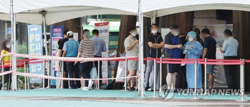 8月10日，在首尔市松坡区卫生站，市民排队等候核酸采样。 韩联社