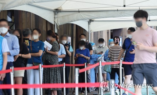 资料图片：8月10日，在设于首尔市松坡区卫生站的新冠临时筛查诊所，市民排长队待检。 韩联社