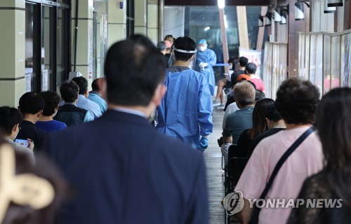 8月10日，在首尔市松坡区卫生站，市民排队等候核酸采样。 韩联社