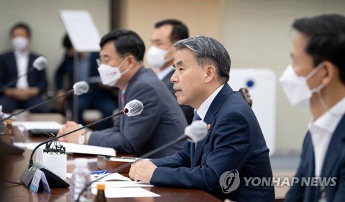 资料图片：8月10日，在首尔市龙山区国防部大楼，韩国国防部长官李钟燮正在主持召开“关于推进国防创新4.0小组”第二次会议。 韩联社