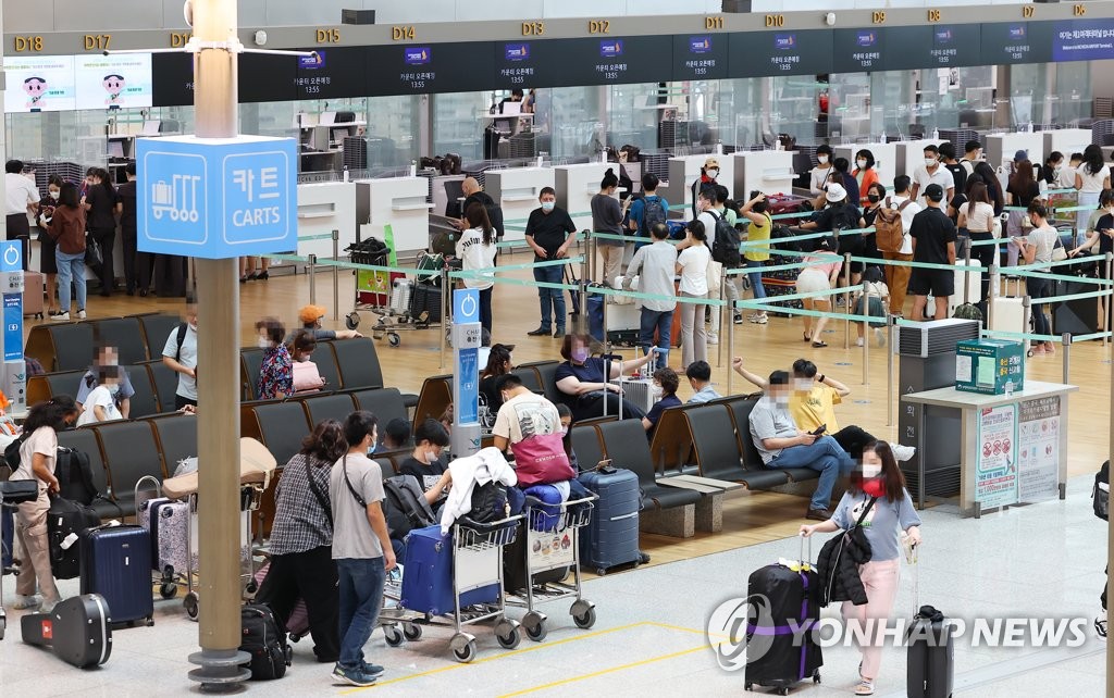 资料图片：仁川国际机场挤满游客。 韩联社