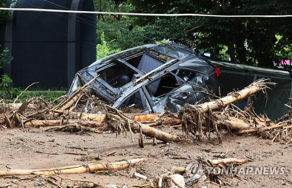 8月10日下午，在京畿道广州市南汉山城黔伏里，一辆汽车被突发泥石流掩埋。 韩联社