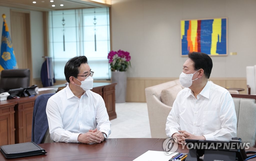 8月10日，在首尔龙山总统府，总统尹锡悦（右）当天听取农林畜产食品部长官郑煌根的工作报告。 韩联社