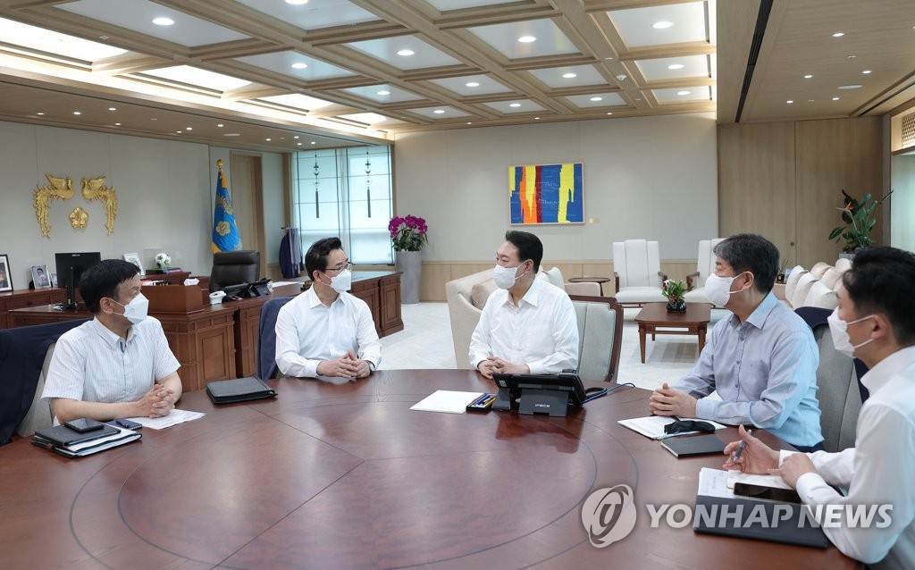 8月10日，在首尔龙山总统府，总统尹锡悦（居中）当天听取农林畜产食品部长官郑煌根（左二）的工作报告。 韩联社