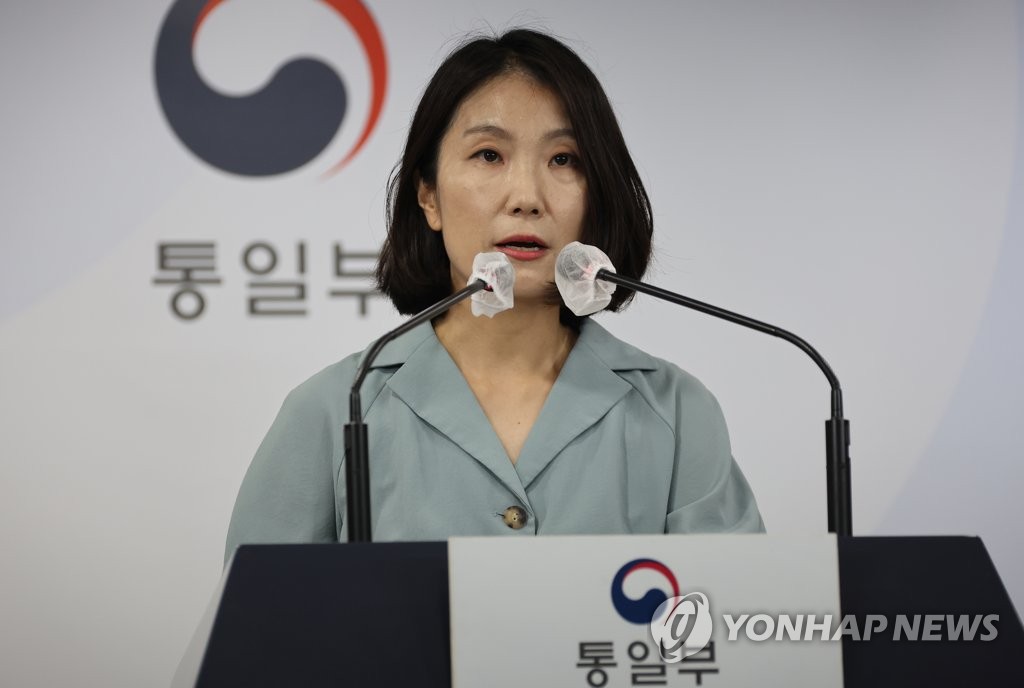 8月11日，在政府首尔办公大楼，统一部副发言人李孝贞（音）对朝鲜涉疫言论深表遗憾。 韩联社