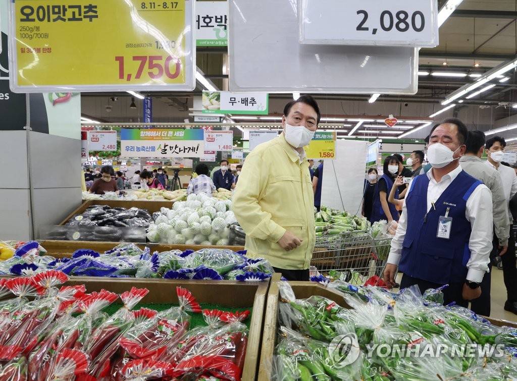 资料图片：8月11日，总统尹锡悦（左）前往位于首尔瑞草区的一大型超市了解市场价格情况。 韩联社