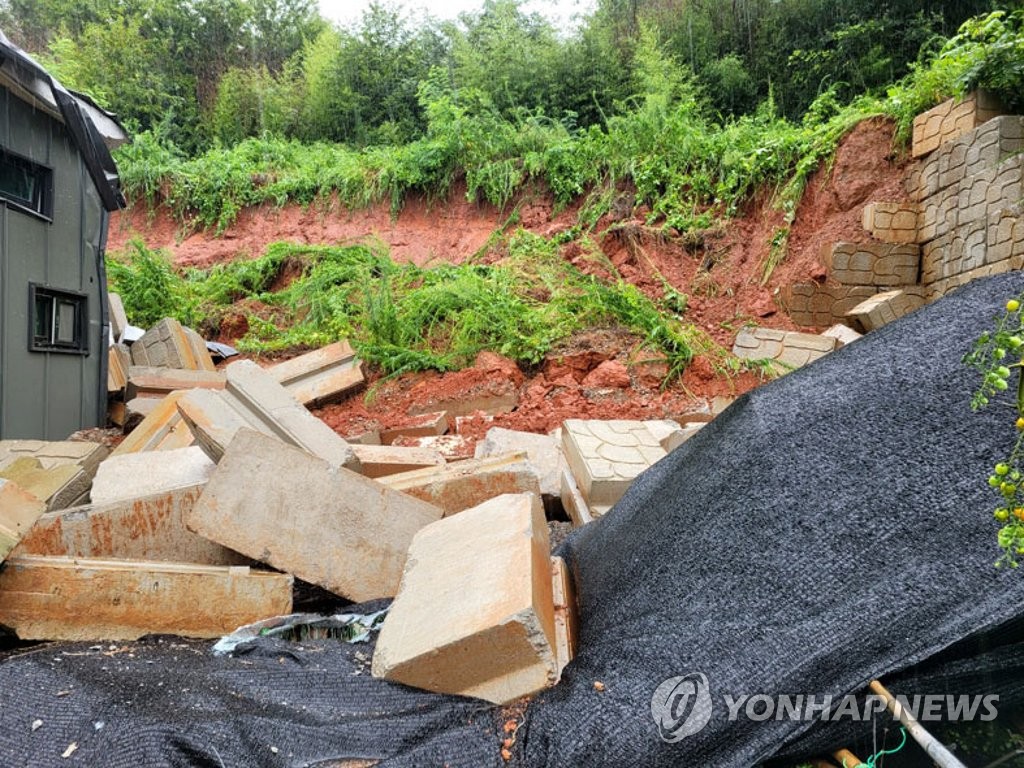 8月11日，在全罗北道群山市的一个村庄，土坝因暴雨塔崩。韩联社/读者供图（图片严禁转载复制）