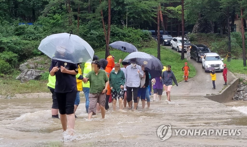 详讯：韩中部地区暴雨致12死1456人受灾