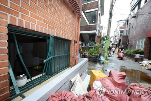 8月11日，在京畿道军浦市山本一洞，一处房屋的半地下室的防盗窗被拆除，留有因暴雨紧急逃生的痕迹。 韩联社