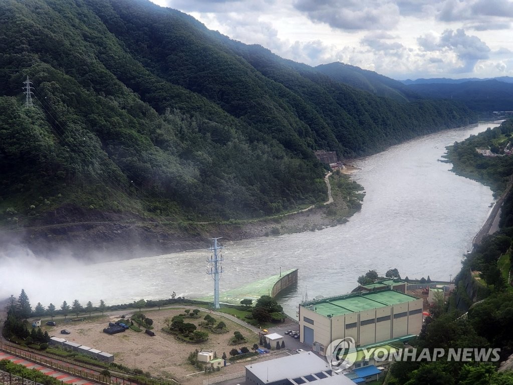 8月11日下午，位于江原道春川市的昭阳江坝开闸泄洪。 韩联社