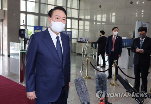 8月12日，在首尔龙山总统府，总统尹锡悦在出勤途中答记者问。 韩联社