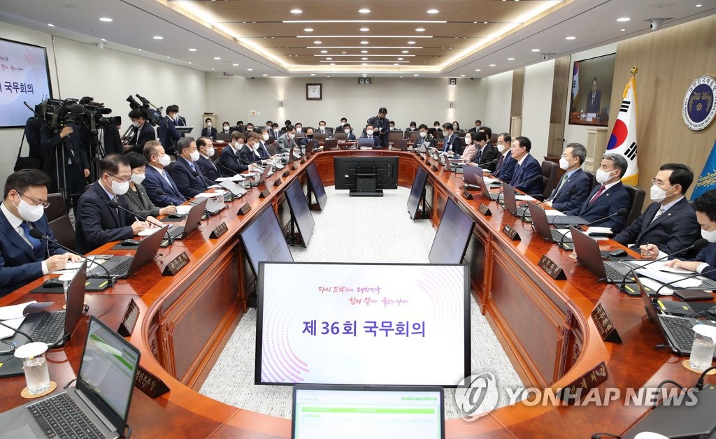 8月12日，在首尔龙山总统府，韩国总统尹锡悦主持召开临时国务会议并发言。 韩联社/总统室通讯摄影记者团