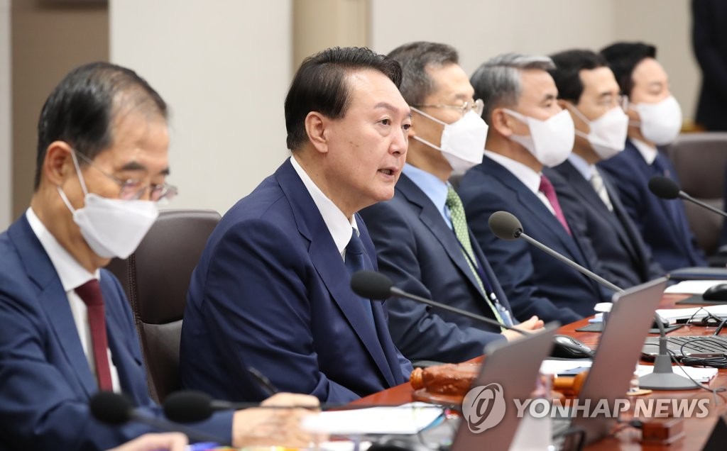 8月12日，在首尔龙山总统府，韩国总统尹锡悦（左二）主持召开临时国务会议并发言。 韩联社/总统室通讯摄影记者团