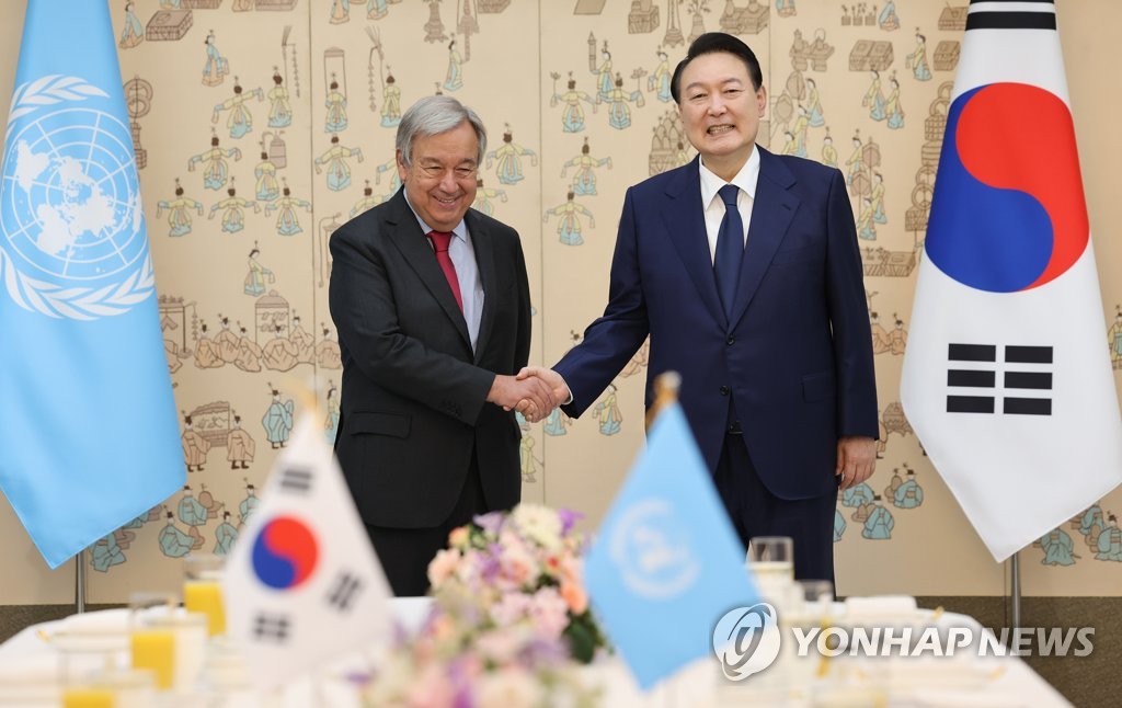 8月12日，在首尔龙山总统府，韩国总统尹锡悦（右）会见到访的联合国秘书长安东尼奥·古特雷斯。 韩联社