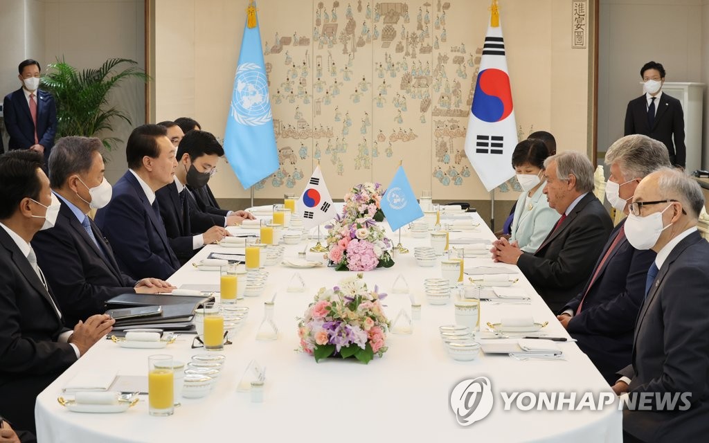 8月12日，在首尔龙山总统府，韩国总统尹锡悦（左三）会见到访的联合国秘书长安东尼奥·古特雷斯（右三）。 韩联社