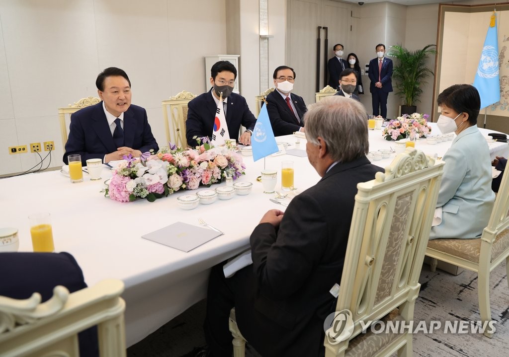 8月12日，在首尔龙山总统府，韩国总统尹锡悦（左一）会见到访的联合国秘书长安东尼奥·古特雷斯。 韩联社