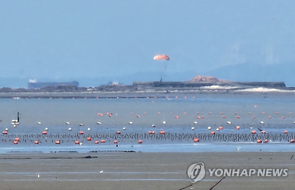 8月12日，一架空军F-4E战斗机在韩国西部海域坠落。图为机上两名飞行员紧急跳伞逃生。 韩联社/读者供图（图片严禁转载复制）