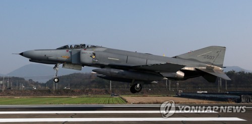详讯：韩空军一架F-4E战机坠落 两名飞行员成功逃生