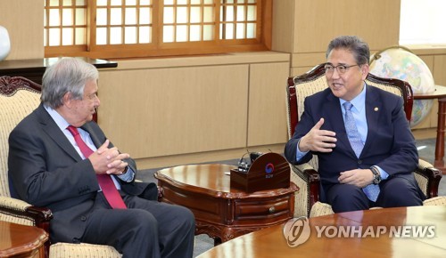 8月12日，在设于政府首尔办公大楼的外交部接见室，韩国外交部长官朴振（右）和联合国秘书长安东尼奥·古特雷斯交谈。 韩联社/联合采访团