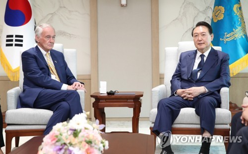 8月12日，在首尔龙山总统府，韩国总统尹锡悦（右）会见美国参议院亚太小组委员会主席爱德华·马基。 韩联社/总统室通讯摄影记者团