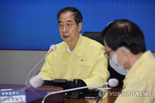 8月14日，在中央政府首尔办公大楼，国务总理韩悳洙主持特大暴雨灾害应急处置会议。 韩联社