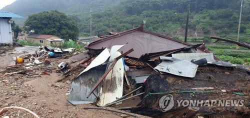 8月14日上午，在忠清南道扶余郡恩山面巨田里一座村庄，洪水和山体滑坡之后剩下一片狼籍。 韩联社/读者供图（图片严禁转载复制）
