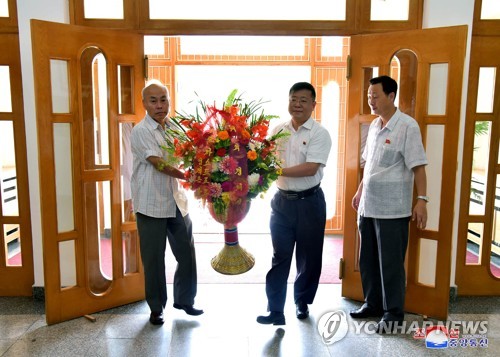 朝鲜献花纪念卡斯特罗“诞辰”96周年