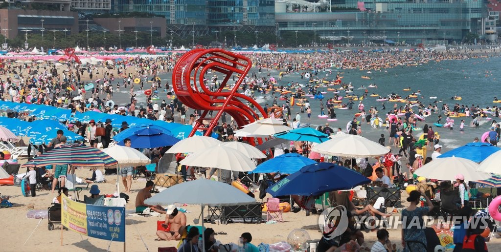8月14日下午，釜山海云台海水浴场人山人海“下饺子”。 韩联社