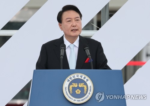 8月15日，在首尔龙山总统府前坪，韩国总统尹锡悦出席光复77周年纪念仪式并发表讲话。 韩联社