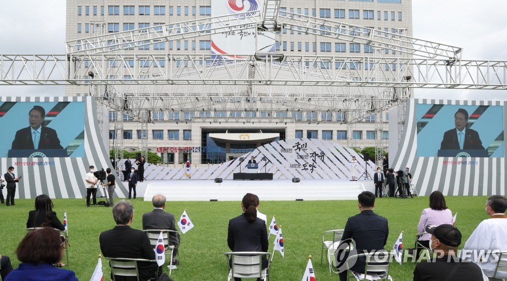 8月15日，在首尔龙山总统府前坪，韩国总统尹锡悦出席光复77周年纪念仪式并发表讲话。 韩联社