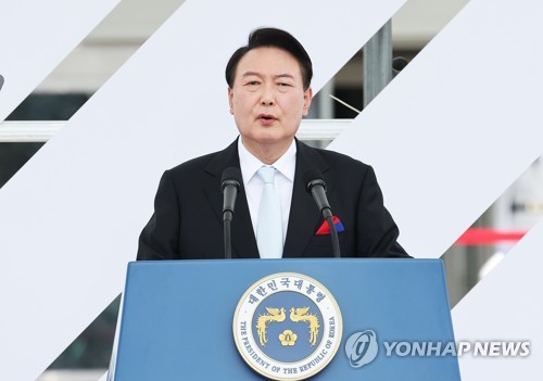 资料图片：8月15日，在首尔龙山总统府前坪，韩国总统尹锡悦出席光复77周年纪念仪式并发表讲话。 韩联社
