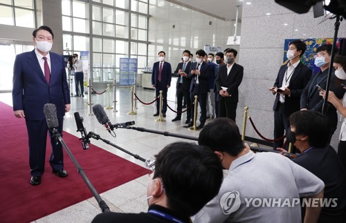 8月16日，在首尔龙山总统府，韩国总统尹锡悦在出勤途中答记者问。 韩联社
