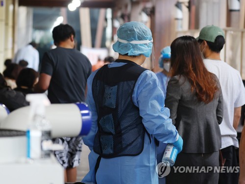 资料图片：8月16日，在设于首尔松坡区卫生站的筛查诊所，市民排队等待检测。 韩联社