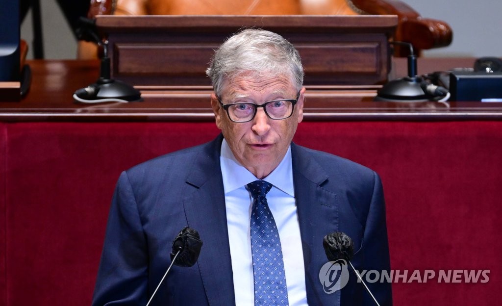 8月16日，比尔·盖茨在韩国国会发表讲话。 韩联社/国会摄影记者团