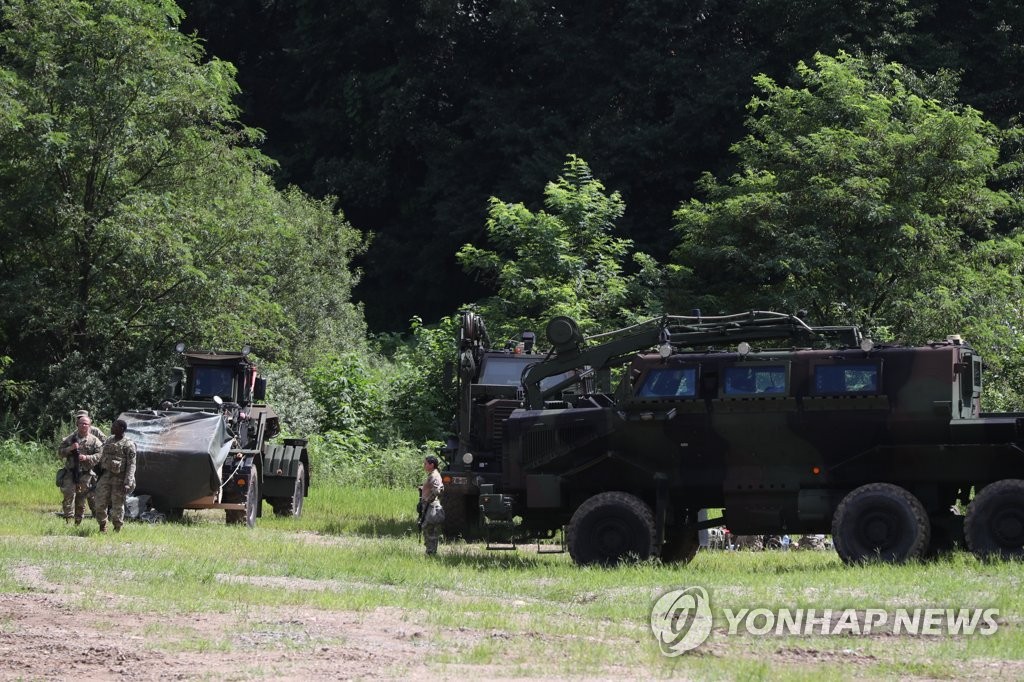 资料图片：8月16日，韩美正式启动下半年联合军演“乙支自由护盾”（UFS）的预备演习——“危机管理演习”。图为阿帕奇直升机在京畿道坡州市的韩朝边境地区待命。 韩联社