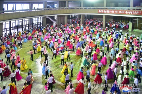 朝鲜开舞会纪念光复77周年