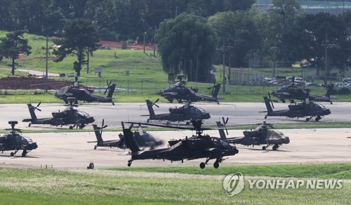 资料图片：8月16日，韩美正式启动下半年联合军演“乙支自由护盾”（UFS）的预备演习——“危机管理演习”。图为阿帕奇直升机在京畿道平泽市的驻韩美军基地“汉弗莱营”待命。 韩联社
