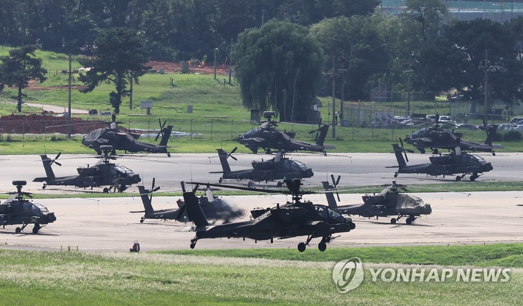 资料图片：8月16日，韩美正式启动下半年联合军演“乙支自由护盾”（UFS）的预备演习——“危机管理演习”。图为阿帕奇直升机在京畿道平泽市的驻韩美军基地“汉弗莱营”待命。 韩联社