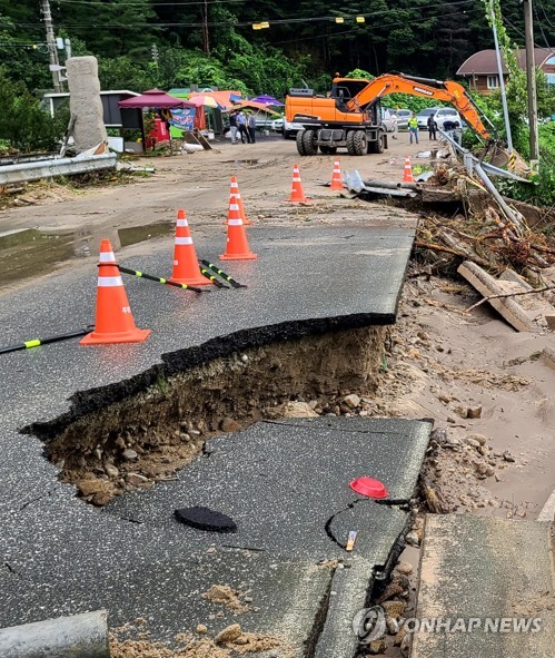 韩东部地区暴雨致道路受损