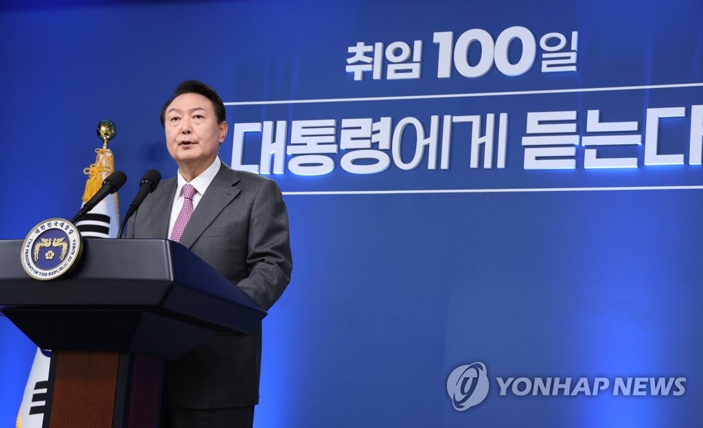 8月17日，在首尔龙山总统府，韩国总统尹锡悦在就职百日记者会上发言。 韩联社