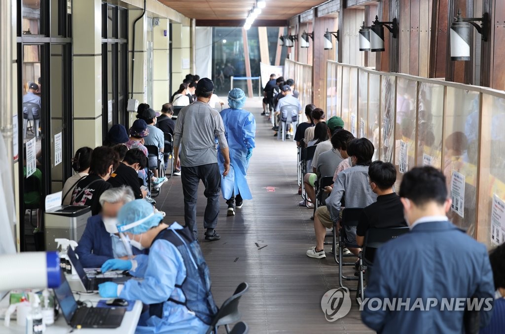 8月17日上午，在首尔市松坡区卫生站，市民排队等候核酸检测。 韩联社
