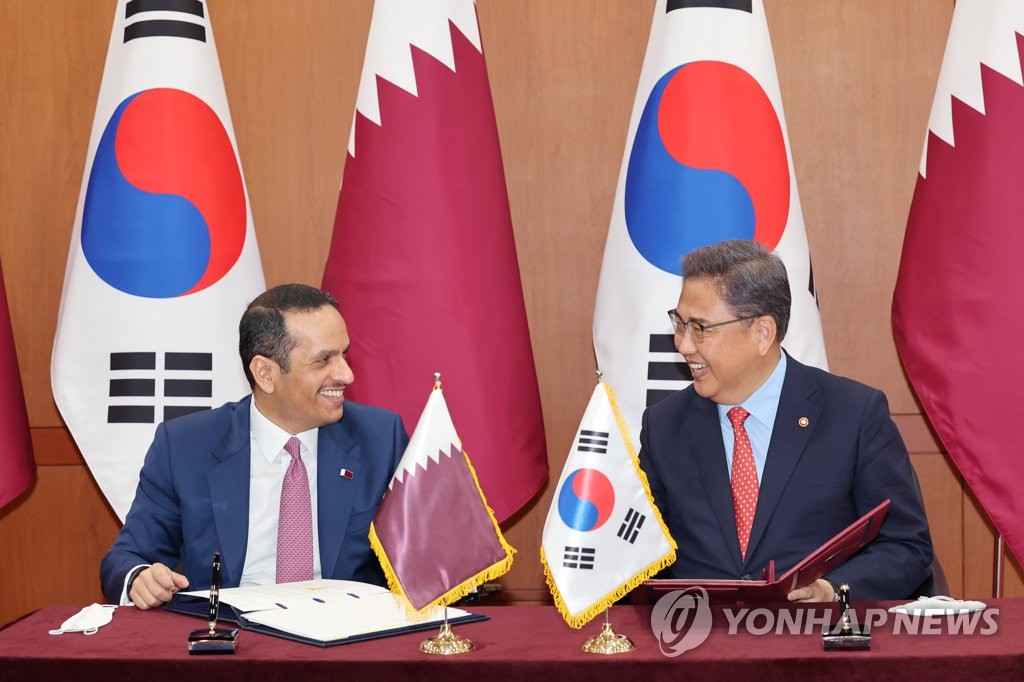 8月17日上午，在韩国外交部，朴振（右）和穆罕默德举行《韩卡互免签证协议》签字仪式。 韩联社