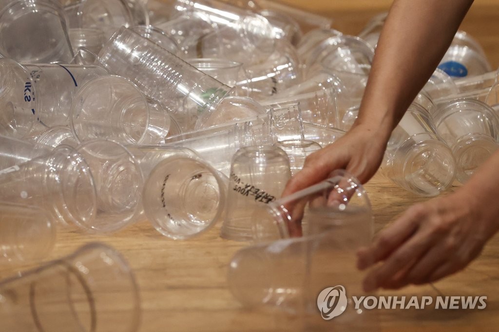 资料图片：一次性塑料杯 韩联社