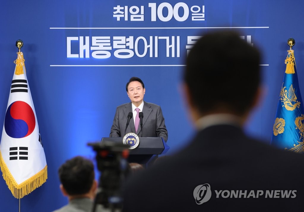 资料图片：8月17日，在首尔龙山总统府，韩国总统尹锡悦出席就职百日记者会并发言。 韩联社
