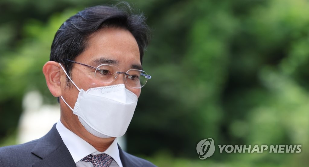 8月18日，在首尔中央地方法院，三星电子副会长李在镕准备出庭受审。法院当天开庭审理三星涉会计造假与不当合并案。 韩联社